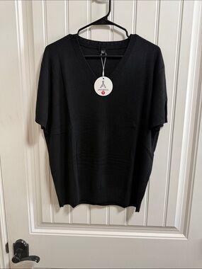 Women's Black V-Neck Short Sleeve Top
